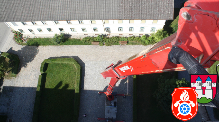 06 08 2015 5413 SireneReperatur Gemeindedach