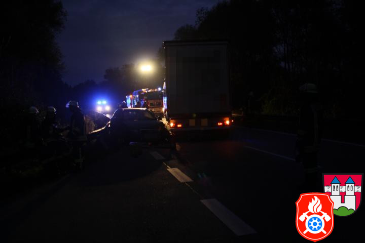 05 10 2011 4050 VU vor Innbruecke PKW LKW