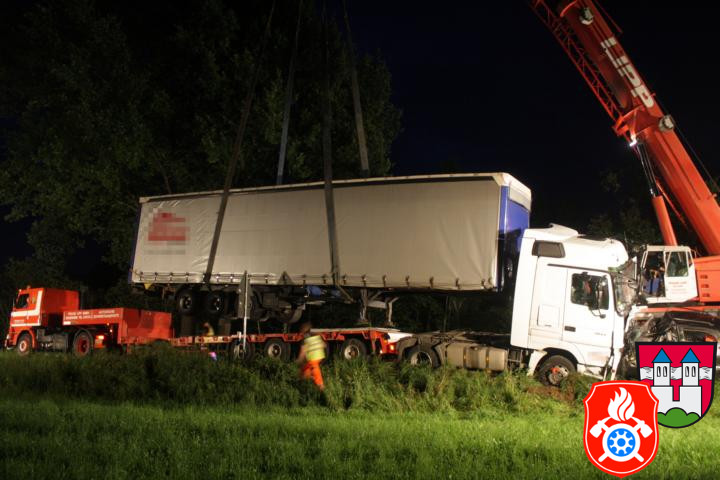 08 06 2011 2744 VU toedlich B15 Zainach PKW LKW
