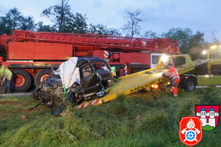 08 06 2011 2769 VU toedlich B15 Zainach PKW LKW